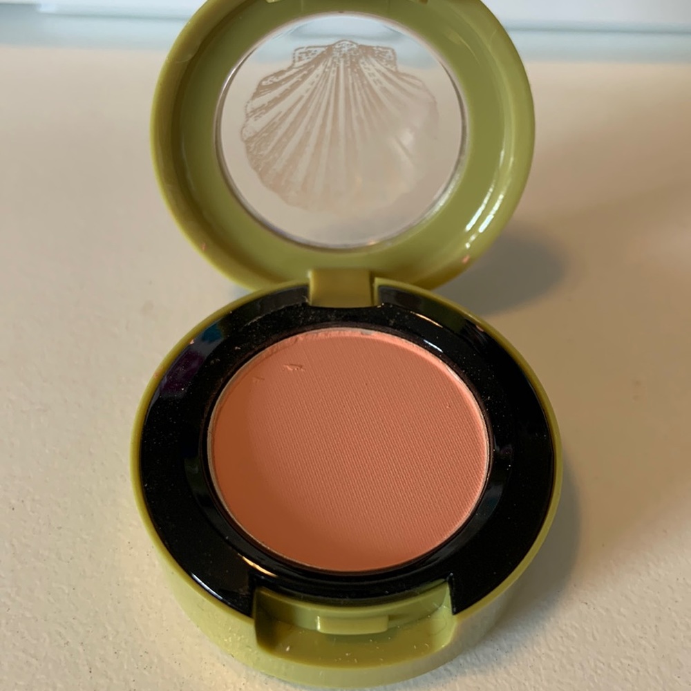 Limited Edition MAC Matte eyeshadow in Sand and Sun